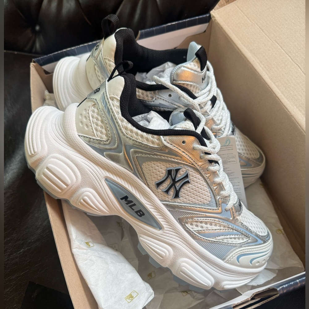MLB SNEAKERS 👟 SIZE 7-7.5 WOMEN